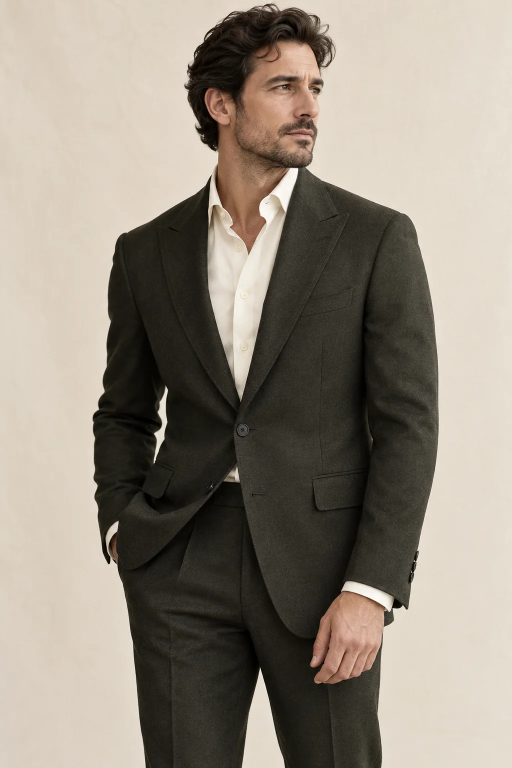 Imagen conceptual de un traje de hombre sobre un fondo neutro.